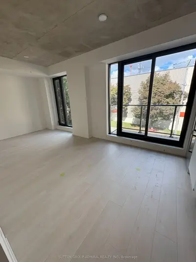 1 Vine Avenue 313, Toronto, On M6p 0c8