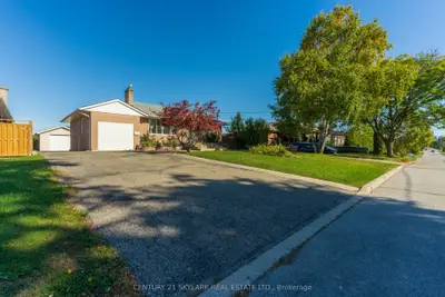 24 Aura Lea Boulevard, Toronto, On M9m 1k3