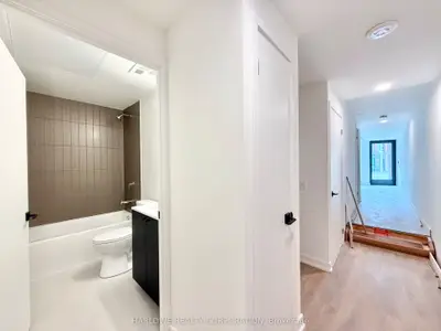 1 Vine Avenue 104, Toronto, On M6p 0c8