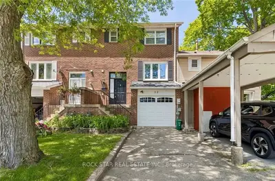 32 Lansing Square, Brampton, On L6z 1e6