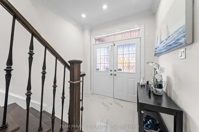 22 Bellflower Lane, Brampton, On L6s 6k3