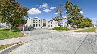44 Automatic Road 4, Brampton, On L6s 5n8