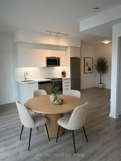 25 Neighbourhood Lane 1012, Toronto, On M8y 0c4
