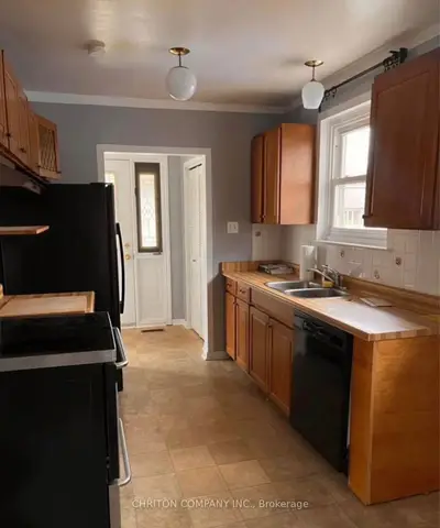 566 Chantenay Drive Upper, Mississauga, On L5a 1g2