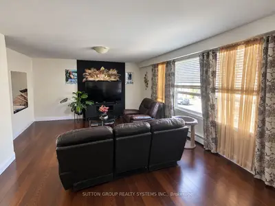 2601 Eglinton Avenue W #1- 2nd Floor Front Apart, Toronto, On M6m 1t3