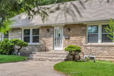 11 Ben Machree Drive, Mississauga, On L5h 2s2