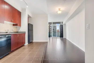 223 Webb Drive 1709, Mississauga, On L5b 0e8