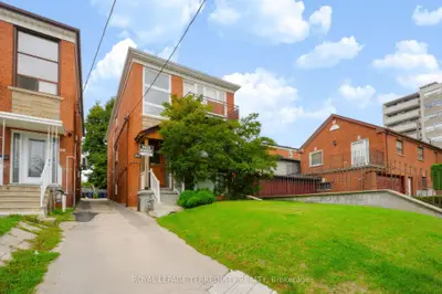 32 Dynevor Road Main, Toronto, On M6e 3x1