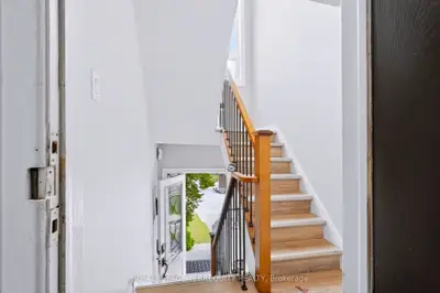 32 Dynevor Road Upper, Toronto, On M6e 3x1