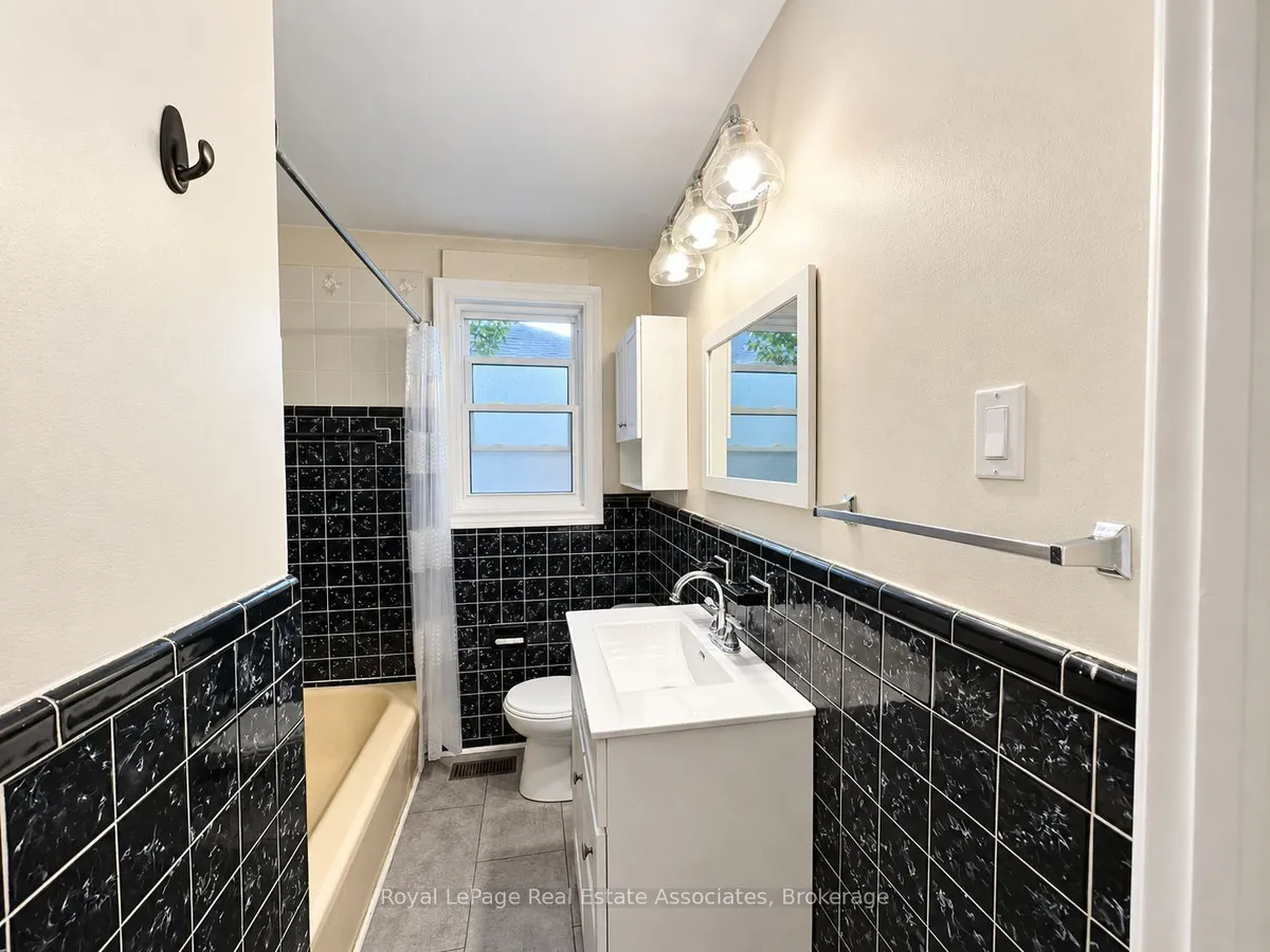 10 Elizabeth Street Upper, Halton Hills, On L7g 3k2