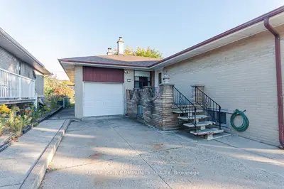 15 Valencia Crescent, Toronto, On M6l 1m3
