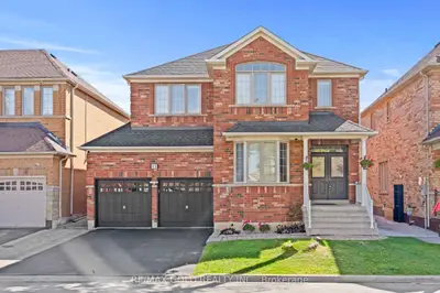 11 Maple Valley Street, Brampton, On L6p 2e7