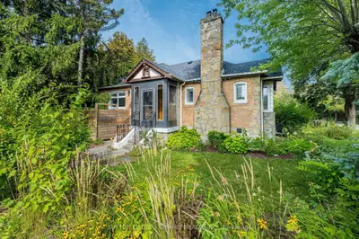 32 Ellis Avenue, Toronto, On M6s 2x1