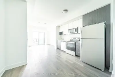 204 Burnhamthorpe Road E 1310, Mississauga, On L5a 0b3