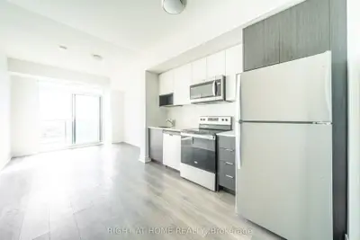204 Burnhamthorpe Road E 1310, Mississauga, On L5a 0b3