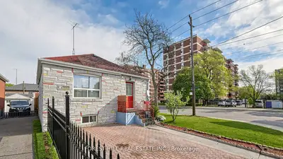 2 Ellins Avenue, Toronto, On M6n 2a1