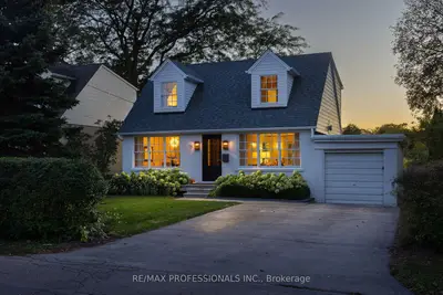 8 Glenn Murray Drive, Toronto, On M8y 3h3