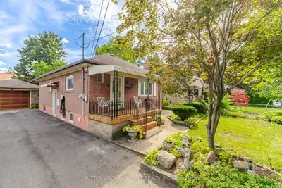 8 Woolton Crescent, Toronto, On M6m 4k9