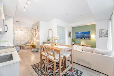 25 Neighbourhood Lane 812, Toronto, On M8y 0c4