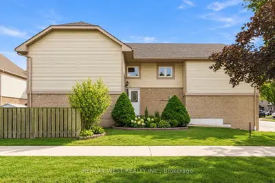 2 Ackrow Court, Toronto, On M9c 5c4