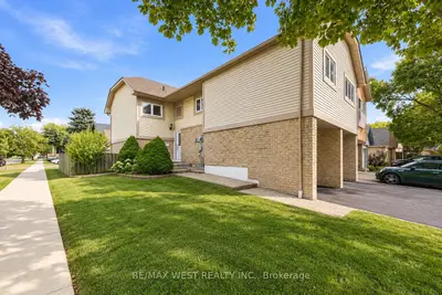 2 Ackrow Court, Toronto, On M9c 5c4