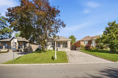 90 Heathrow Drive, Toronto, On M3m 1x3