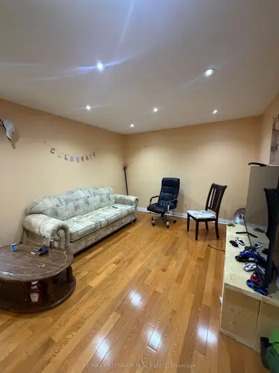 10 Hendricks Crescent, Brampton, On L6y 4k9