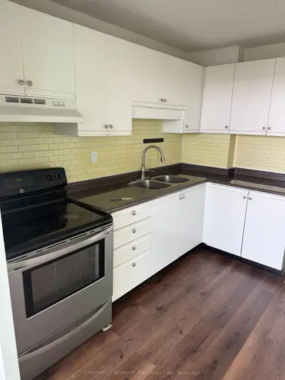 530 Lolita Gardens 702, Mississauga, On L5a 2a8