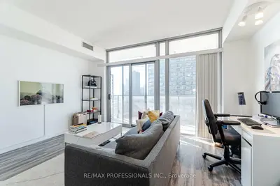 103 The Queensway Avenue 810, Toronto, On M6s 5b3