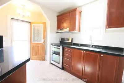 66 Hartley Avenue Main, Toronto, On M6e 4e8