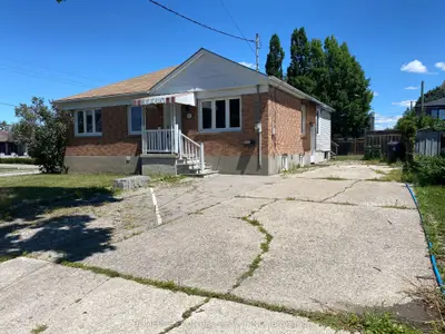 63 Lockerbie Avenue Main, Toronto, On M9n 3a3