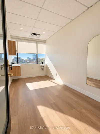 1090 Dundas Street E 203, Mississauga, On L4y 2b8