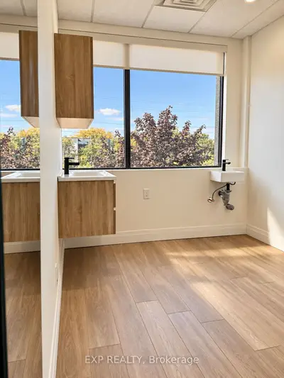 1090 Dundas Street E 203, Mississauga, On L4y 2b8