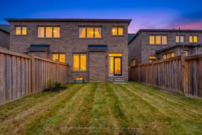7 Gruenwald Gate, Brampton, On L6y 6c4