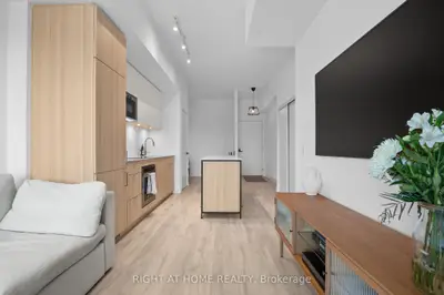 220 Missinnihe Way, Mississauga, On L5h 0a9