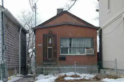128 Spears Street, Toronto, On M6n 3x7