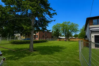 19a Broadview Avenue, Mississauga, On L5h 2s8