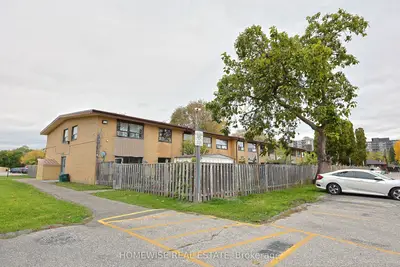 31 Sedgeley Drive 8, Toronto, On M9r 1z5