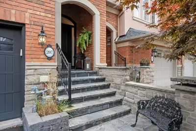 207 Tawny Crescent, Oakville, On L6l 6t4