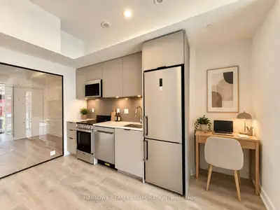 1 Vine Avenue 206, Toronto, On M6p 0c8