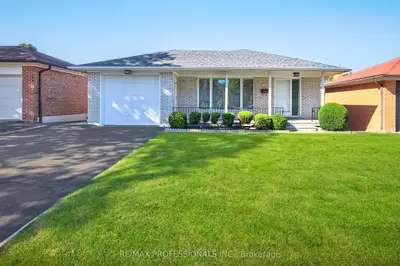 302 La Rose Avenue, Toronto, On M9p 1b9