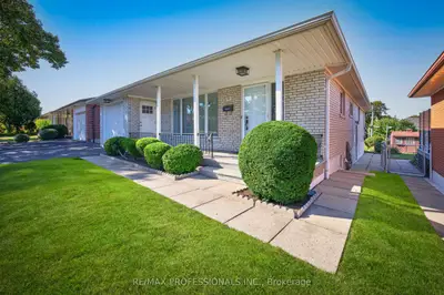 302 La Rose Avenue, Toronto, On M9p 1b9