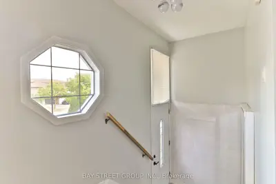489 Fergo Avenue Upper Unit, Mississauga, On L5b 2j2
