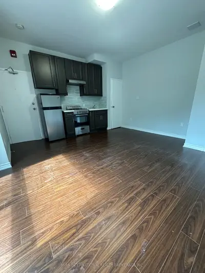 70 Melbourne Avenue 101, Toronto, On M6k 1k7