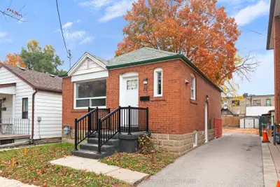 11 Vimy Avenue, Toronto, On M9n 2w1