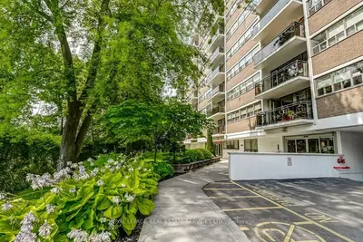 212 Kerr Street 404, Oakville, On L6k 3b1