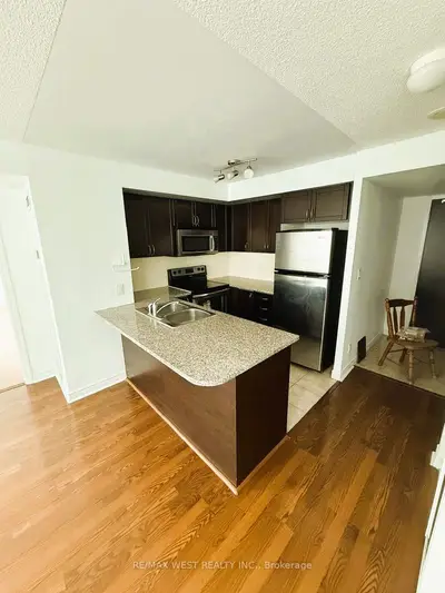 208 Enfield Place 1501, Mississauga, On L5b 0g8