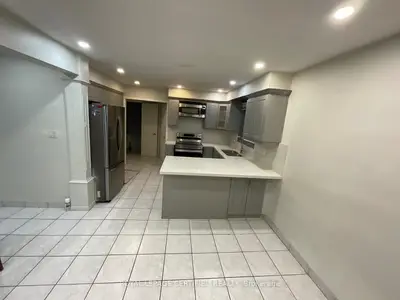 211 Macedonia Crescent Upper, Mississauga, On L5b 3r8