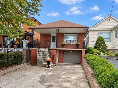 52 Montcalm Avenue Upper, Toronto, On M6e 4n7