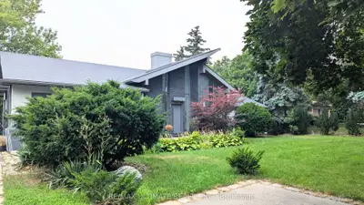 1101 Lakeshore Road W Lower, Oakville, On L6l 1e7